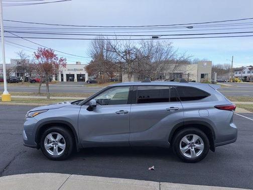 2022 Toyota Highlander LE