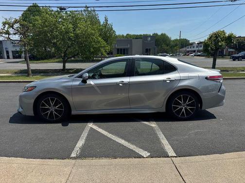 Celestial Silver Metallic 2019 Toyota Camry SE