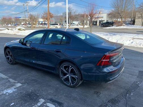 2024 Volvo S60 B5 Ultimate Dark Theme