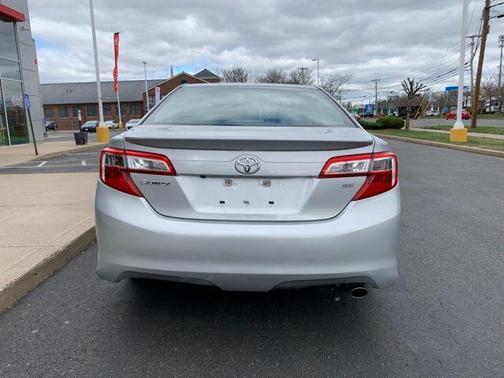 Classic Silver Metallic 2014 Toyota Camry SE