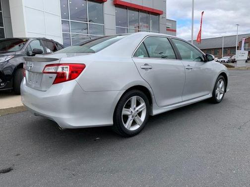 Classic Silver Metallic 2014 Toyota Camry SE