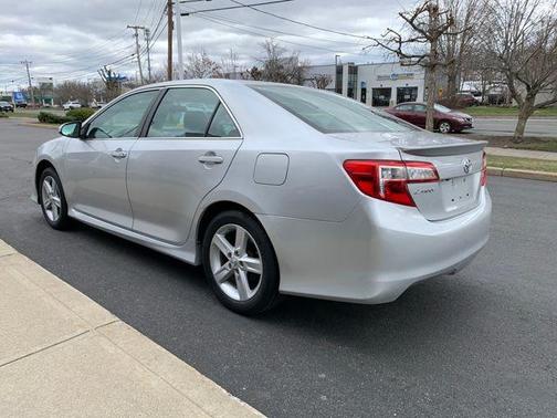 Classic Silver Metallic 2014 Toyota Camry SE