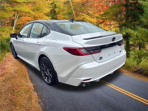Wind Chill Pearl w/Midnight Black Metallic Roof 2026 Toyota Camry XSE