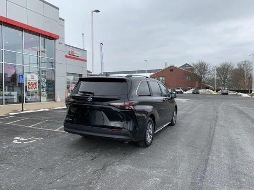 2025 Toyota Sienna XLE