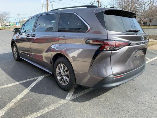 2023 Toyota Sienna LE
