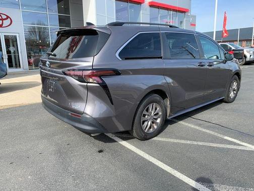 2023 Toyota Sienna LE
