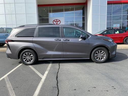 2023 Toyota Sienna LE