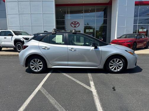 Classic Silver Metallic/Midnight Black Metallic 2023 Toyota Corolla SE