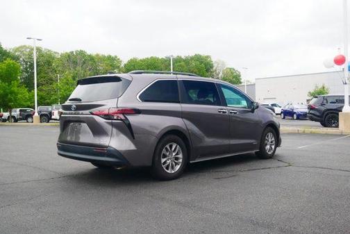 2021 Toyota Sienna XLE 8 Passenger