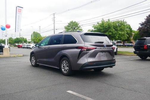 2021 Toyota Sienna XLE 8 Passenger
