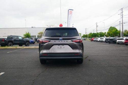 2021 Toyota Sienna XLE 8 Passenger