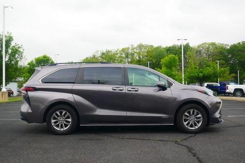 2021 Toyota Sienna XLE 8 Passenger
