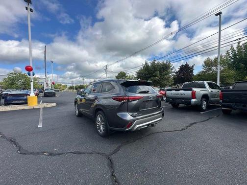 2022 Toyota Highlander Hybrid Platinum