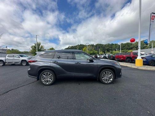2022 Toyota Highlander Hybrid Platinum