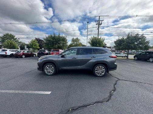 2022 Toyota Highlander Hybrid Platinum
