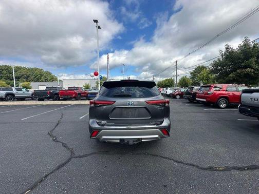 2022 Toyota Highlander Hybrid Platinum