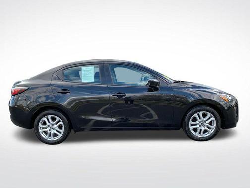 Stealth 2017 Toyota Yaris iA Base