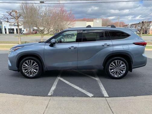 Moon Dust 2023 Toyota Highlander Platinum