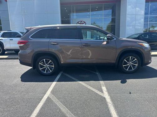 Toasted Walnut Pearl 2019 Toyota Highlander XLE