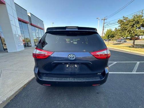 2018 Toyota Sienna XLE