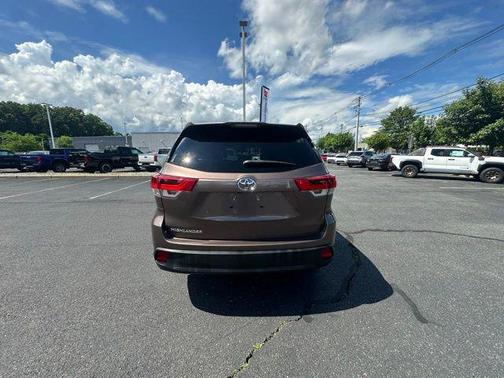 2017 Toyota Highlander LE I4