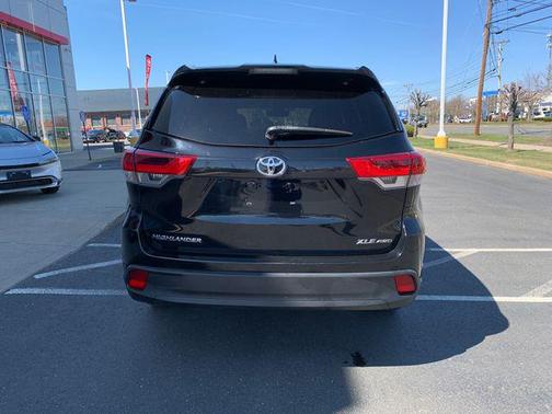 Midnight Black Metallic 2019 Toyota Highlander XLE