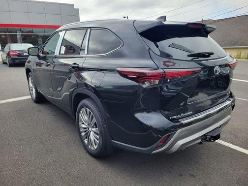 2025 Toyota Highlander Hybrid Platinum