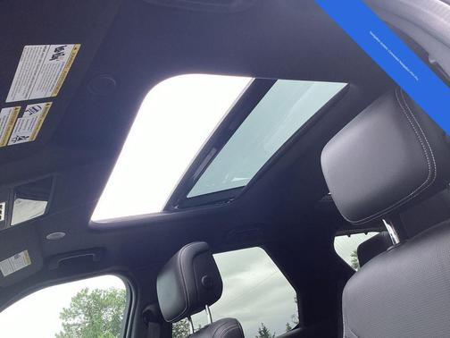 2024 Land Rover Discovery P300 Dynamic SE