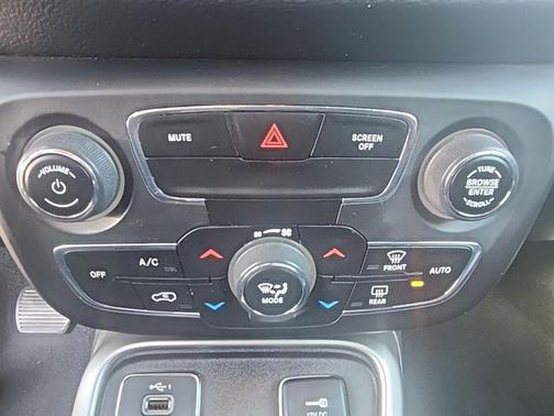 Diamond Black Crystal Pearlcoat 2020 Jeep Compass Latitude