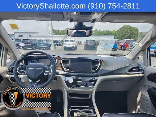 Bright White Clearcoat 2023 Chrysler Pacifica Limited