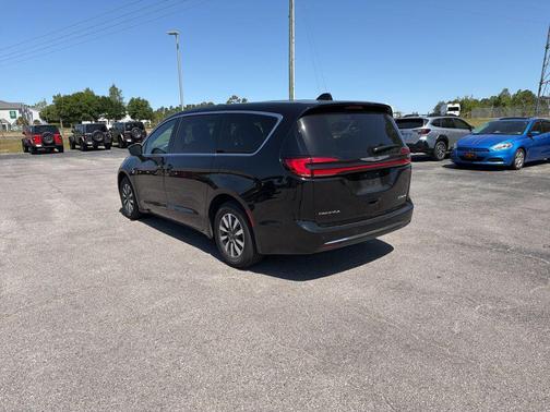 Diamond Black Crystal Pearlcoat 2025 Chrysler Pacifica Hybrid Select