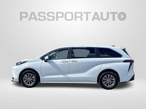 2023 Toyota Sienna LE