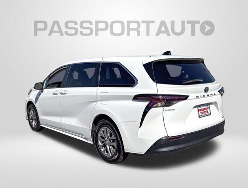 2023 Toyota Sienna LE