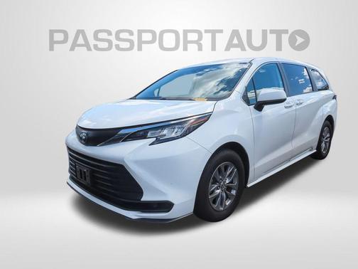 2023 Toyota Sienna LE