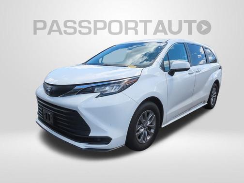 2023 Toyota Sienna LE