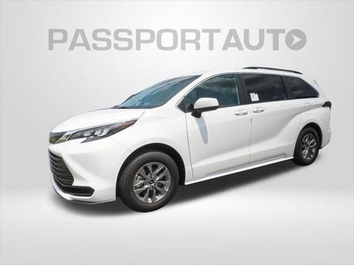 2025 Toyota Sienna LE