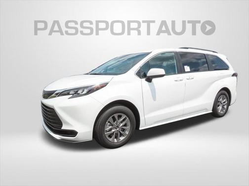 2025 Toyota Sienna LE