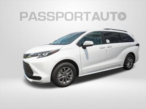 2025 Toyota Sienna LE