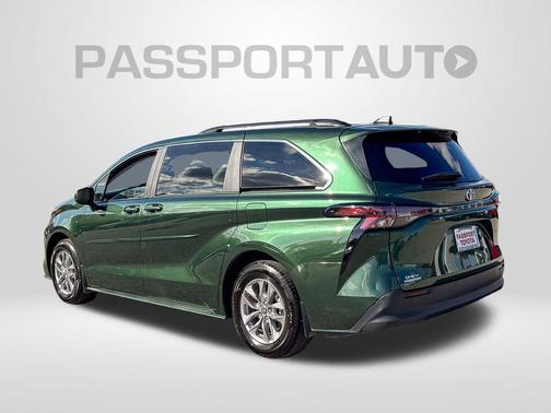 2025 Toyota Sienna LE