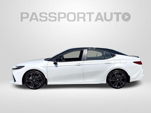 Wind Chill Pearl w/Midnight Black Metallic Roof 2026 Toyota Camry XSE