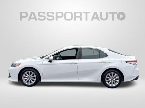 Super White 2018 Toyota Camry LE