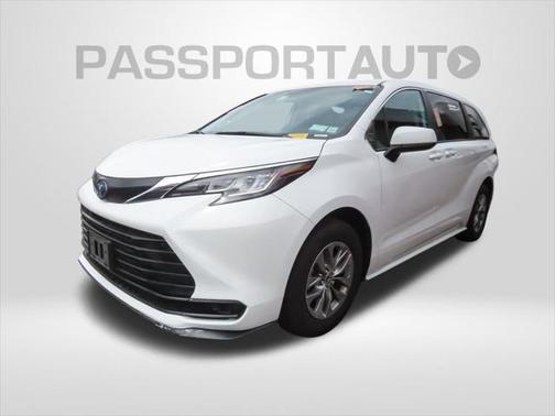 2023 Toyota Sienna LE