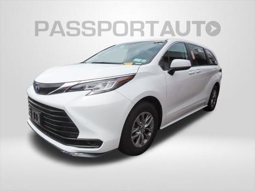 2023 Toyota Sienna LE