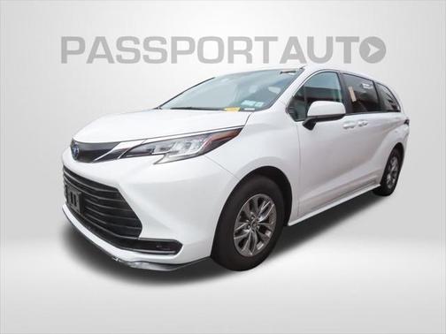 2023 Toyota Sienna LE