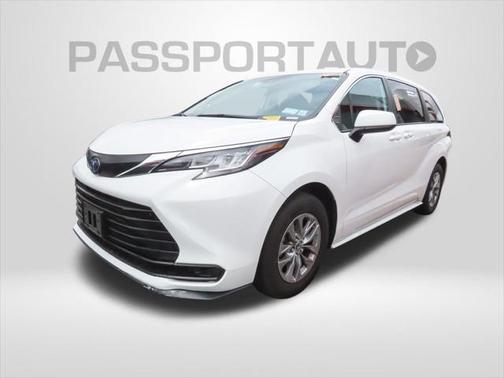 2023 Toyota Sienna LE