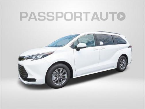 2025 Toyota Sienna LE