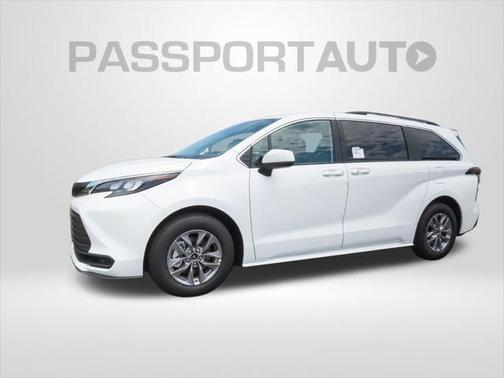 2025 Toyota Sienna LE