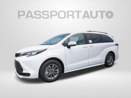 2025 Toyota Sienna LE