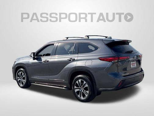 Magnetic Gray Metallic 2021 Toyota Highlander XLE