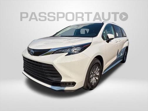 2025 Toyota Sienna LE